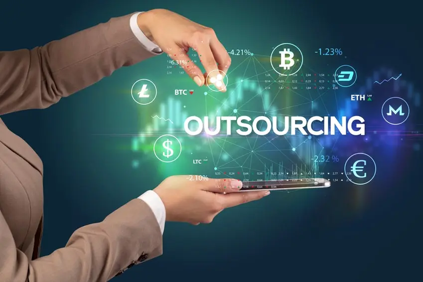 manos rodeando la palabra outsourcing