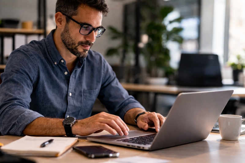 Trabajador de wahoo en oficina